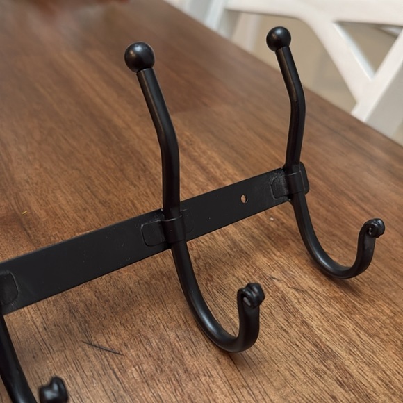 Decocrated 4 hook wall hanger - Picture 2 of 3